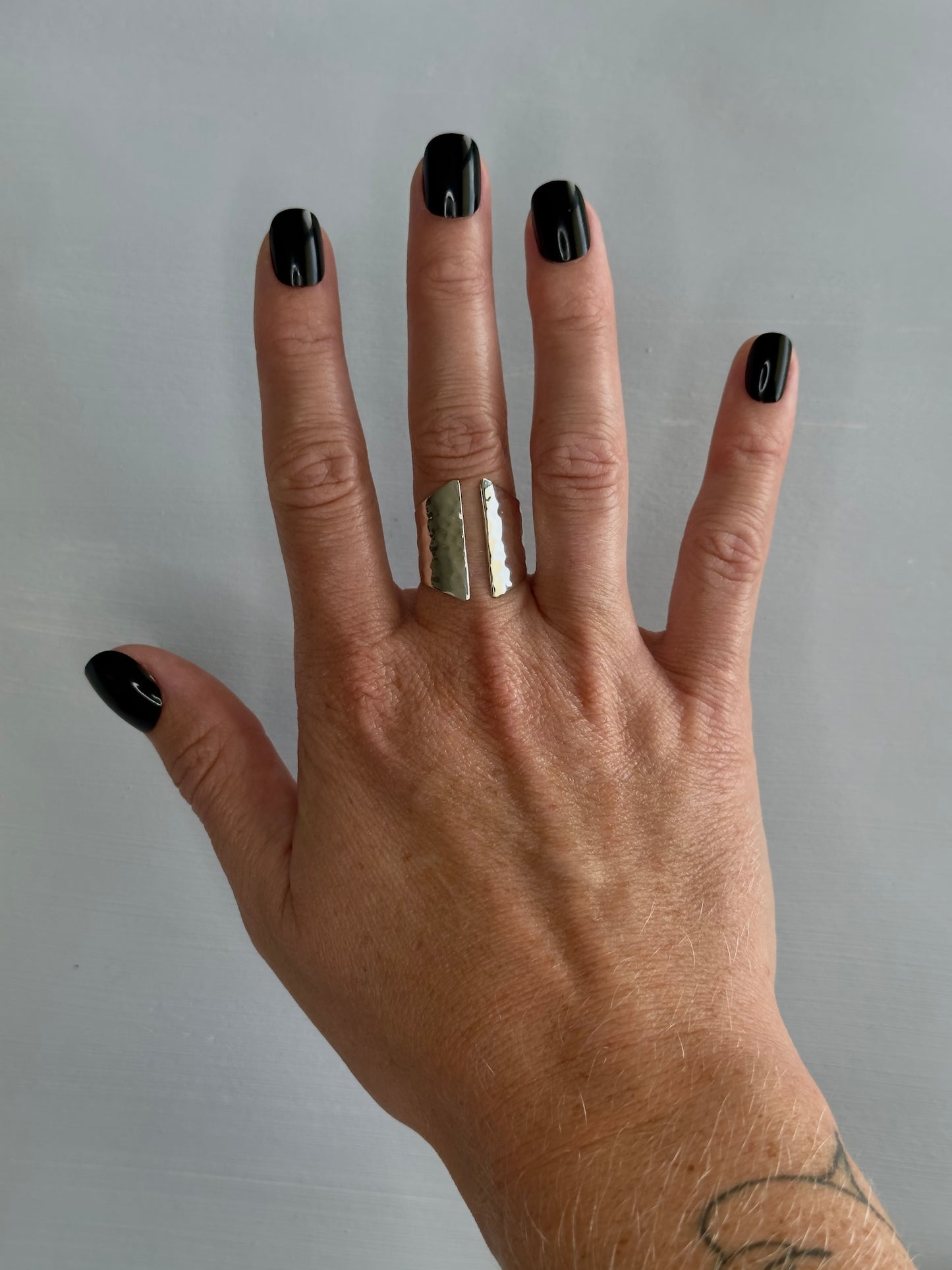 ADJUSTABLE HAMMERED RING