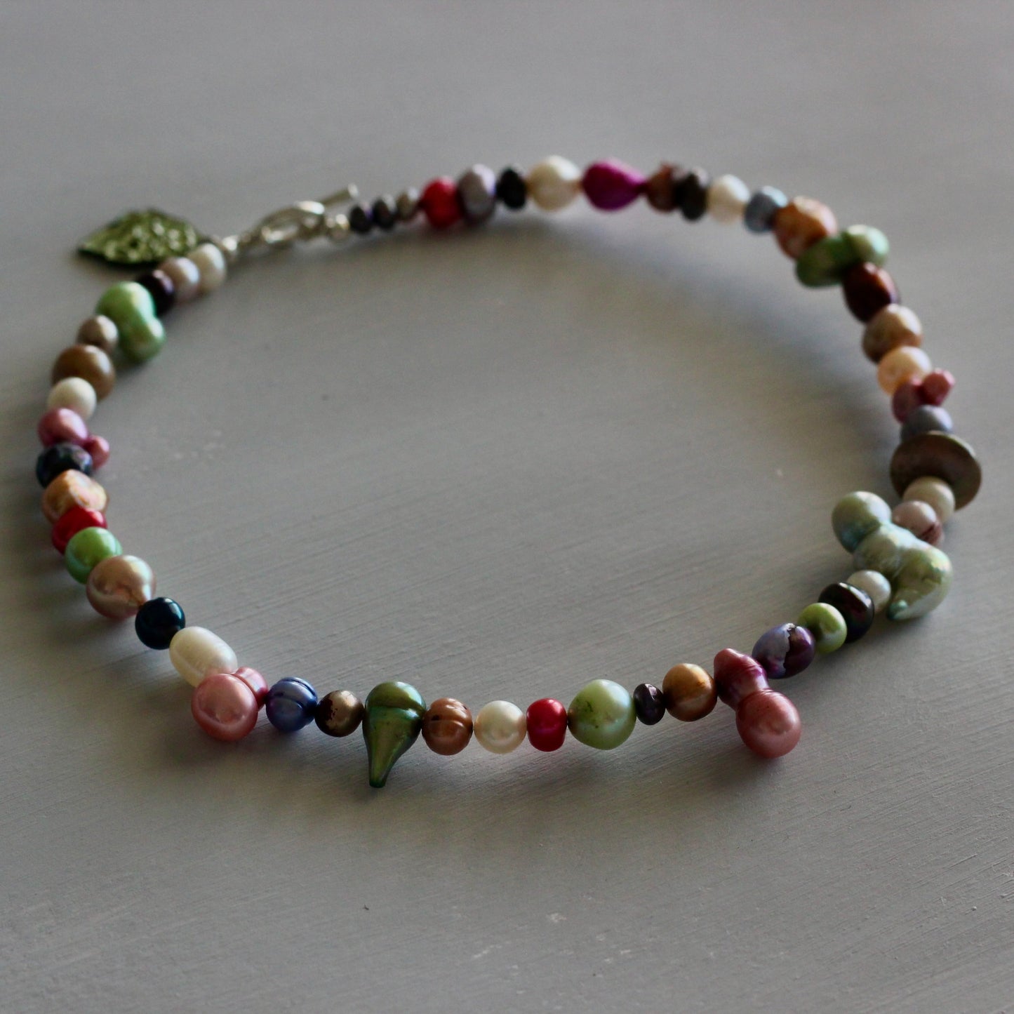 STAND OUT PEARL CHOKER