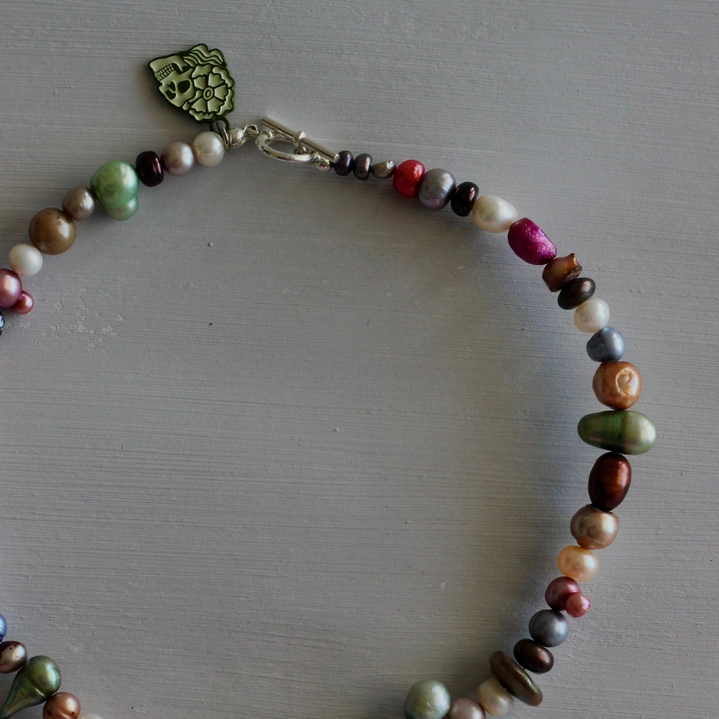 STAND OUT PEARL CHOKER