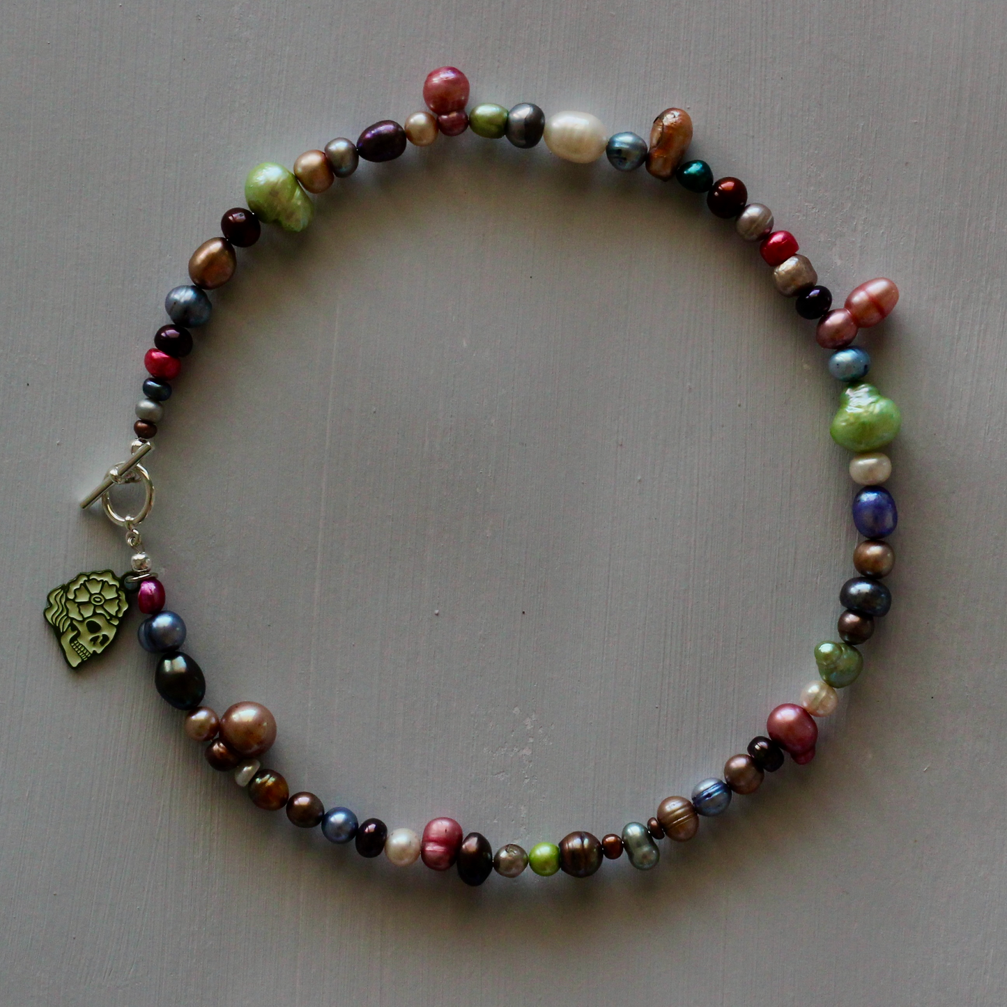 STAND OUT PEARL CHOKER