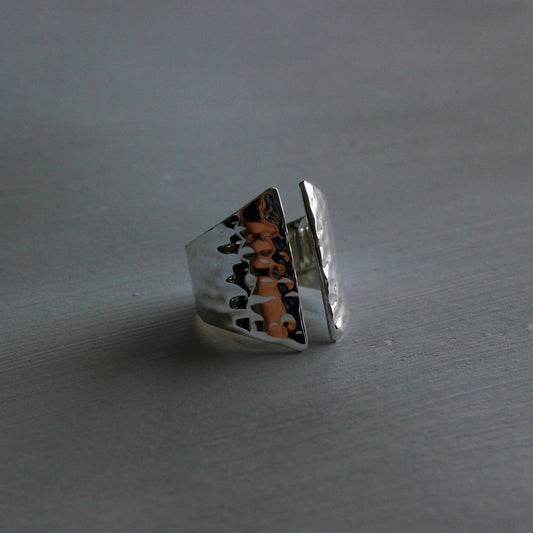 ADJUSTABLE HAMMERED RING