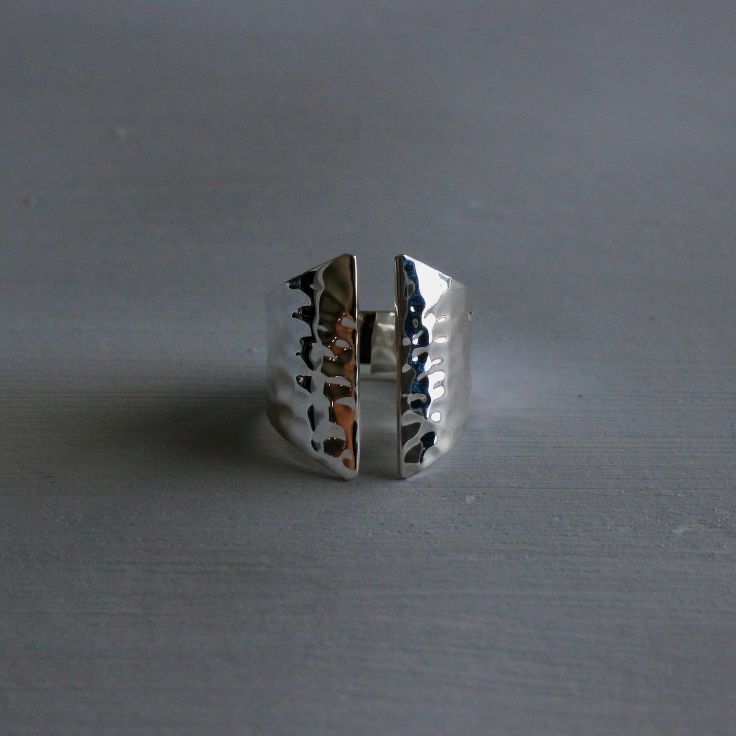 ADJUSTABLE HAMMERED RING