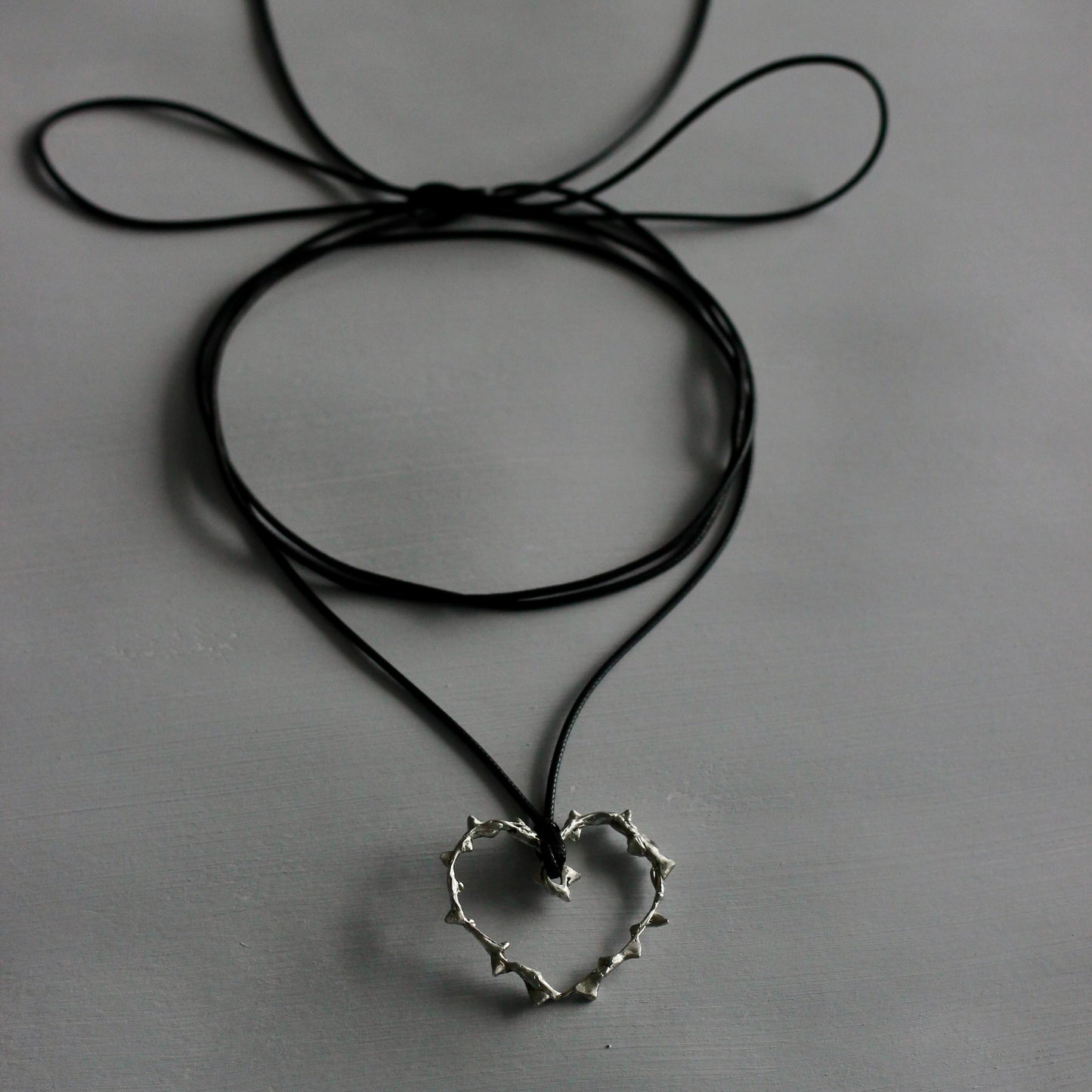 SPIKEY HEART TIE-UP NECKLACE