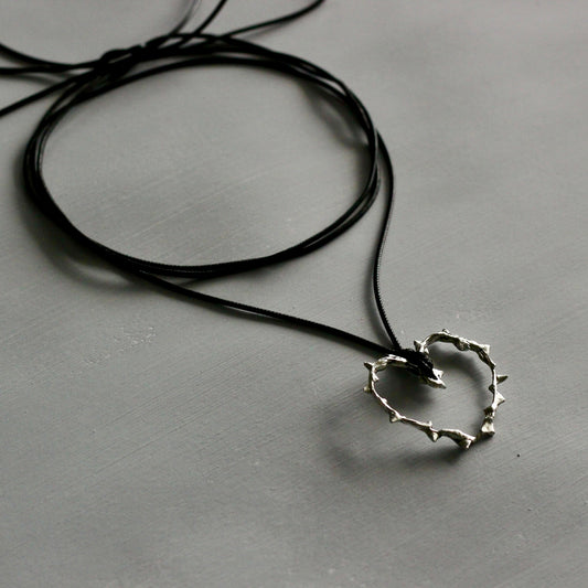 SPIKEY HEART TIE-UP NECKLACE